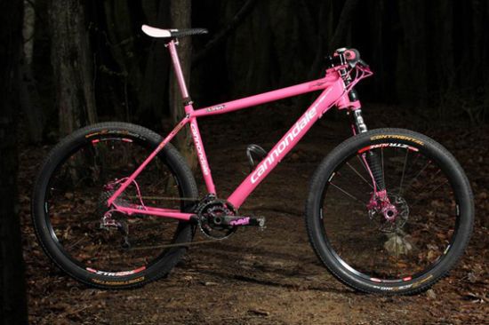 Rózsaszín MTB bringával a mellrák ellen