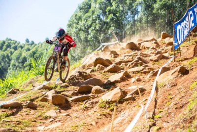 Sztárok küzdelme a pietermaritzburgi downhill hegyikerékpár világkupafutamon